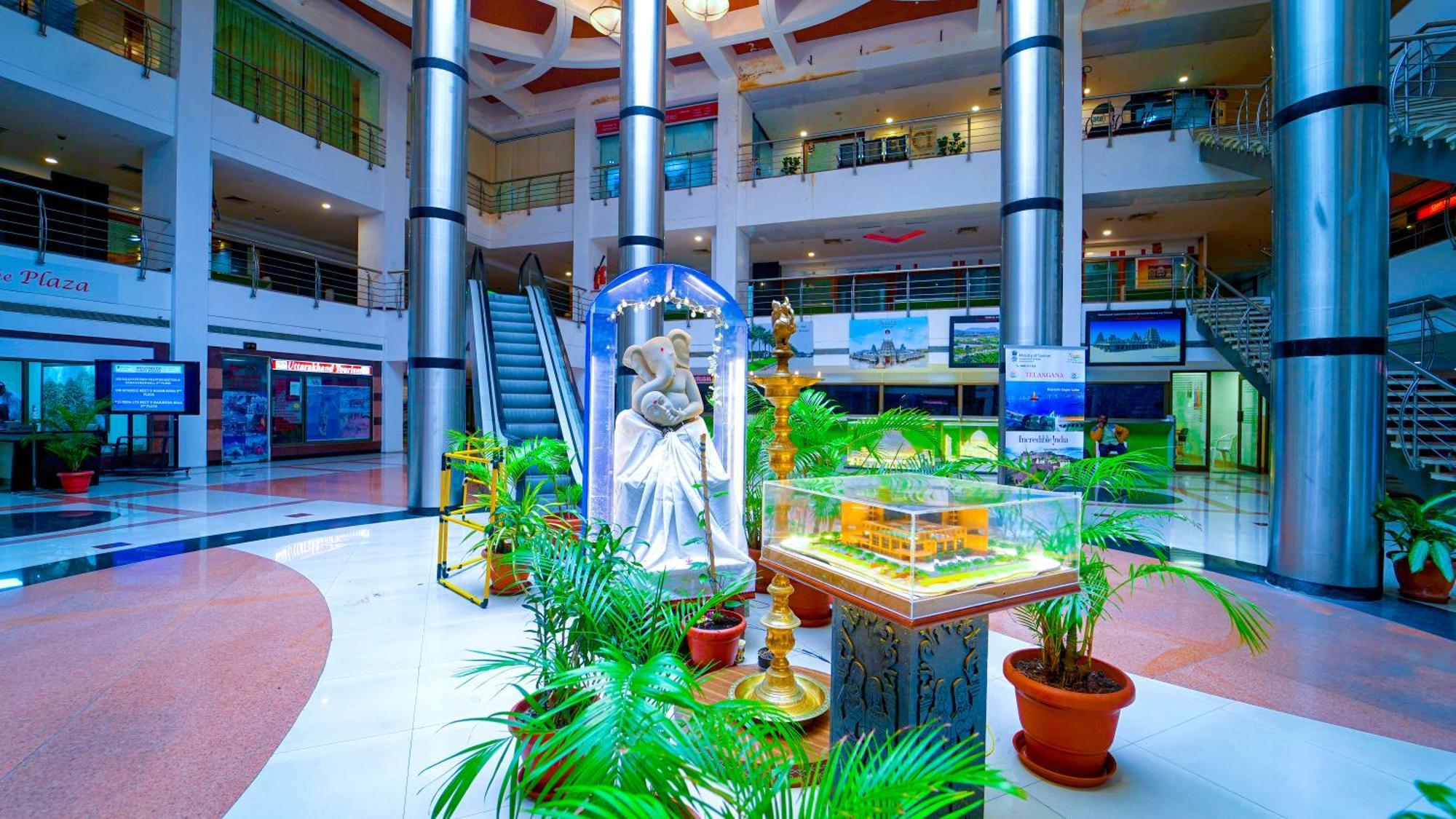 Hotel The Plaza Haiderabad Buitenkant foto